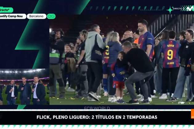 Hansi Flick amb els seus nets a la gespa del Camp Nou / X Hansi Flick amb els seus nets a la gespa del Camp Nou / X