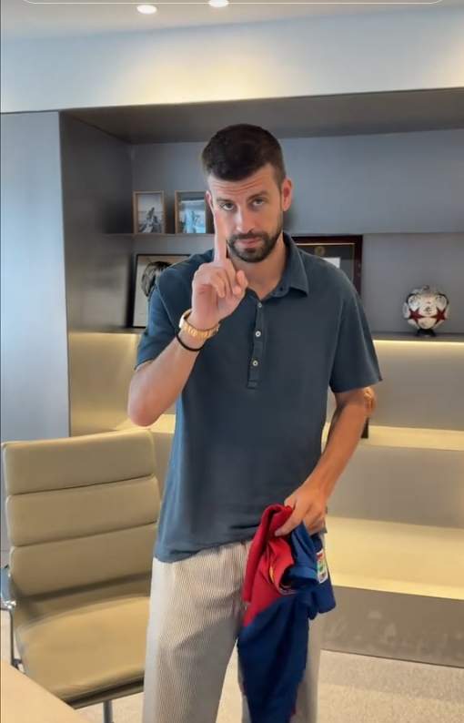 Les fotos de l'estanteria de Gerard Piqué en el seu vídeo de TikTok Les fotos de l'estanteria de Gerard Piqué en el seu vídeo de TikTok