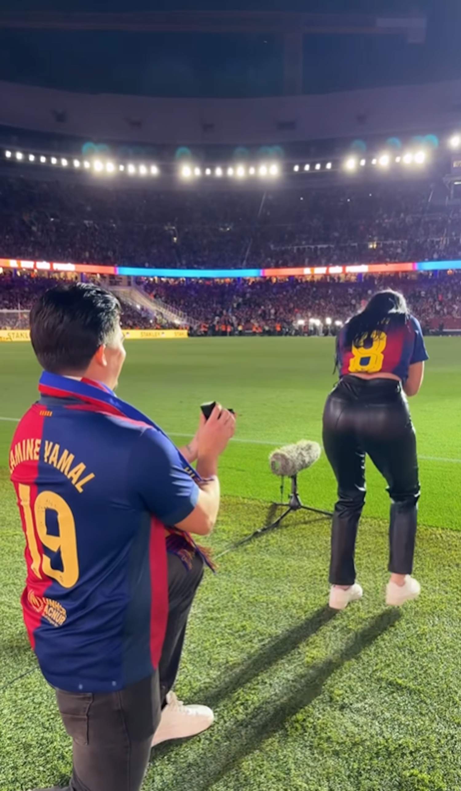 Qui és la parella de culers que van protagonitzar una petició de mà al Camp Nou durant el Clàssic
