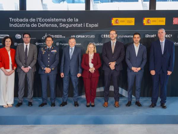 El president d'Indra, Ángel Simón, i el conseller delegat de la companyia, José Vicente de los Mozos, amb els representants dels ministeris de Defensa i Indústria i del Govern. Foto Marc Font El president d'Indra, Ángel Simón, i el conseller delegat de la companyia, José Vicente de los Mozos, amb els representants dels ministeris de Defensa i Indústria i del Govern. Foto Marc Font