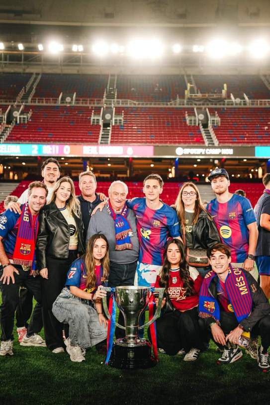 Gavi amb la seva família / Instagram