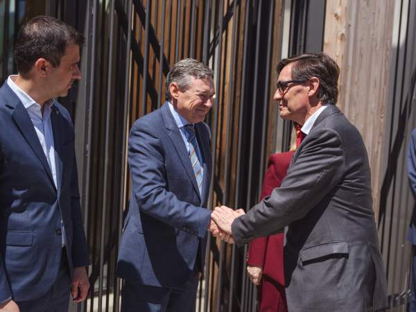 El presidente de la Generalitat, Salvador Illa, ha sido recibido por el presidente de Indra, Ángel Simón, a su llegada a la jornada. Foto Marc Font