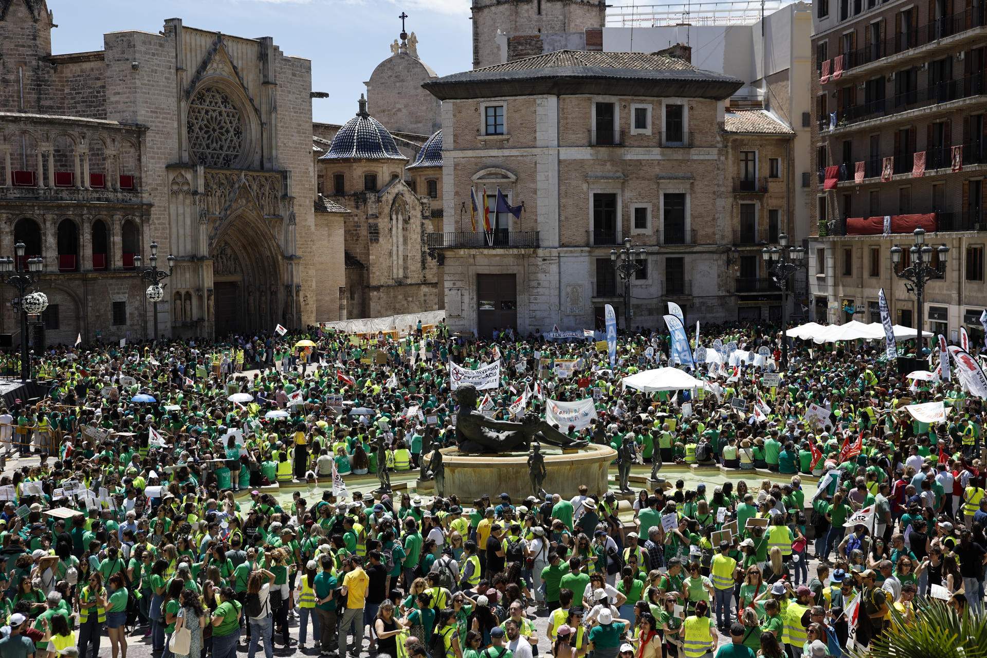 Vaga indefinida dels docents al País Valencià: gran manifestació dels mestres a València