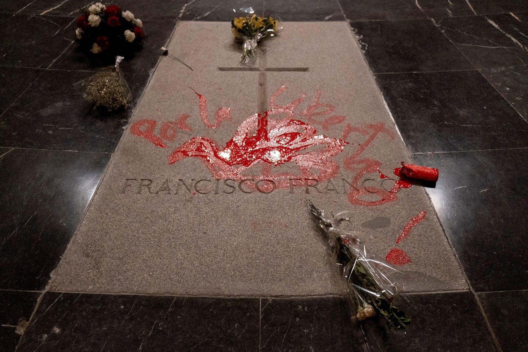 La Fiscalía pide un año de prisión a un artista por pintar la tumba de Franco