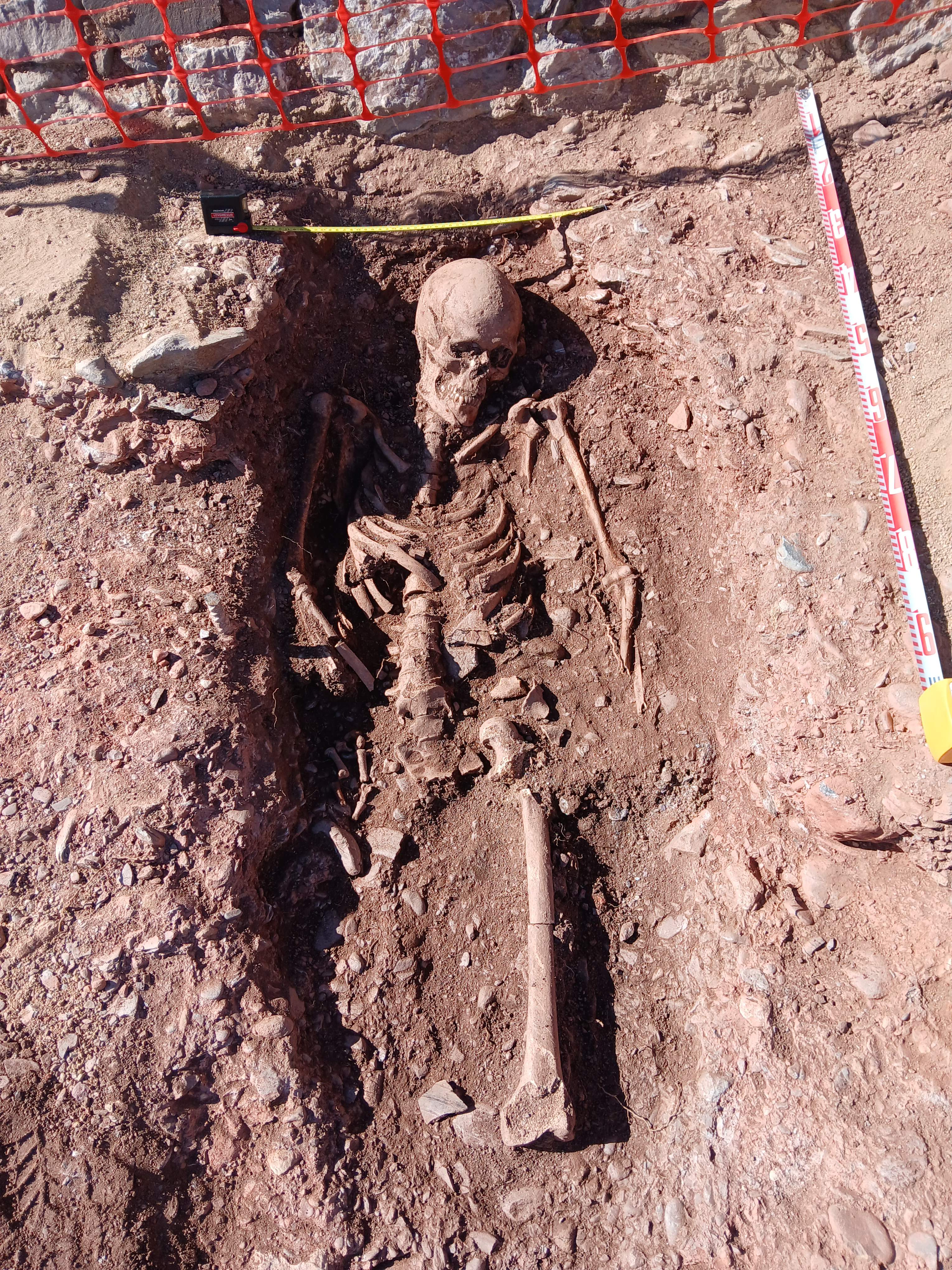 Localizada una necrópolis con esqueletos del siglo X en la cima de la Mola, en el Vallès Occidental