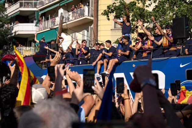 Els jugadors del Barça a la rua / Foto: Pau de la Calle
