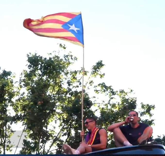 Lewandowski se marca un Iñigo Martínez y hace ondear la estelada en la rúa del Barça