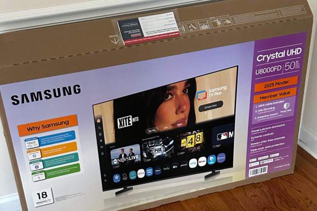 Televisor Samsung amb imatge de Dua Lipa