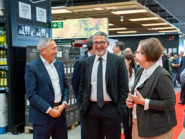 El director general de Transgourmet Ibèrica, Lluís Labairu, amb el conseller d'Empresa i Treball, Miquel Sàmper, i la presidenta de Mercabarna, Raquel Gil.