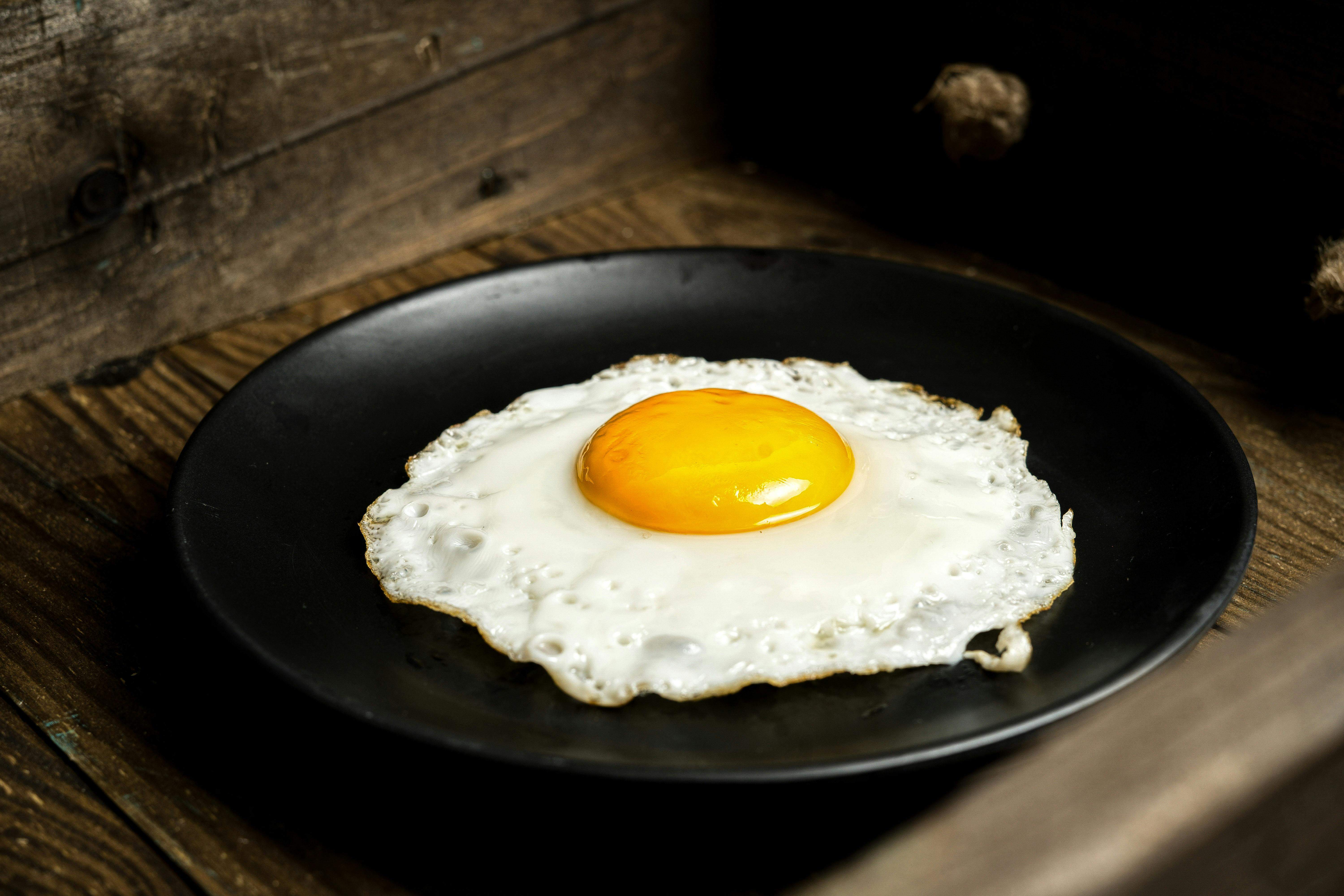 Adiós a los problemas con los huevos fritos y la yema demasiado hecha: así consigues el punto perfecto