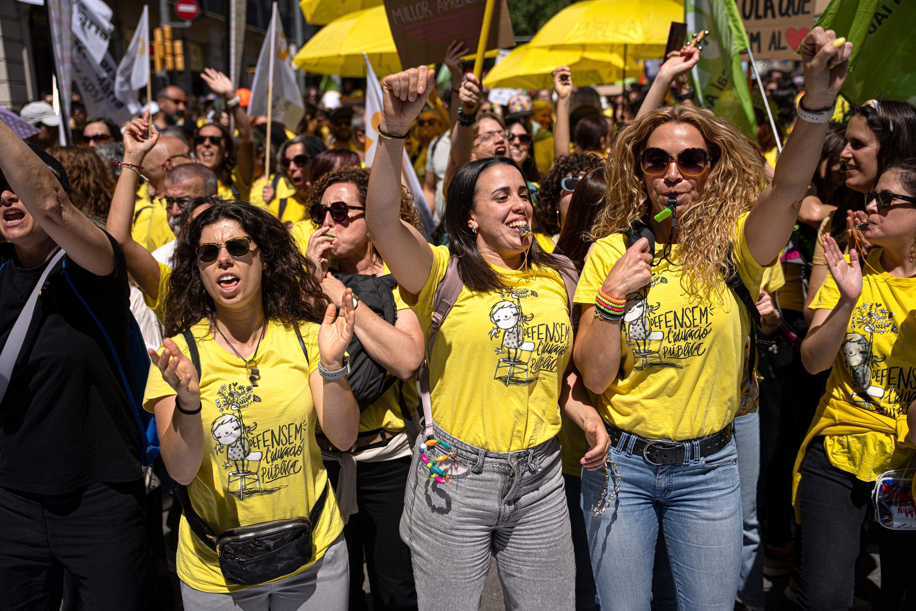 Los profesores vuelven a las calles de Barcelona y cortan carreteras en pleno conflicto con Educació