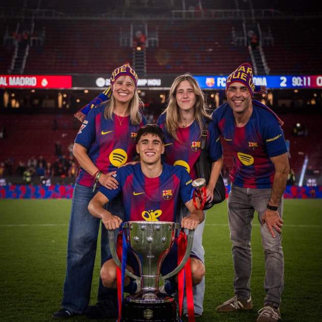 Pau Cubarsí celebrant la Lliga amb els seus pares i la seva germana Irene / Instagram Pau Cubarsí celebrant la Lliga amb els seus pares i la seva germana Irene / Instagram