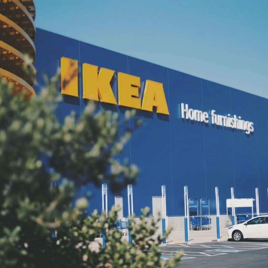 La vitrina d’Ikea que dona llum al saló sense carregar l’espai