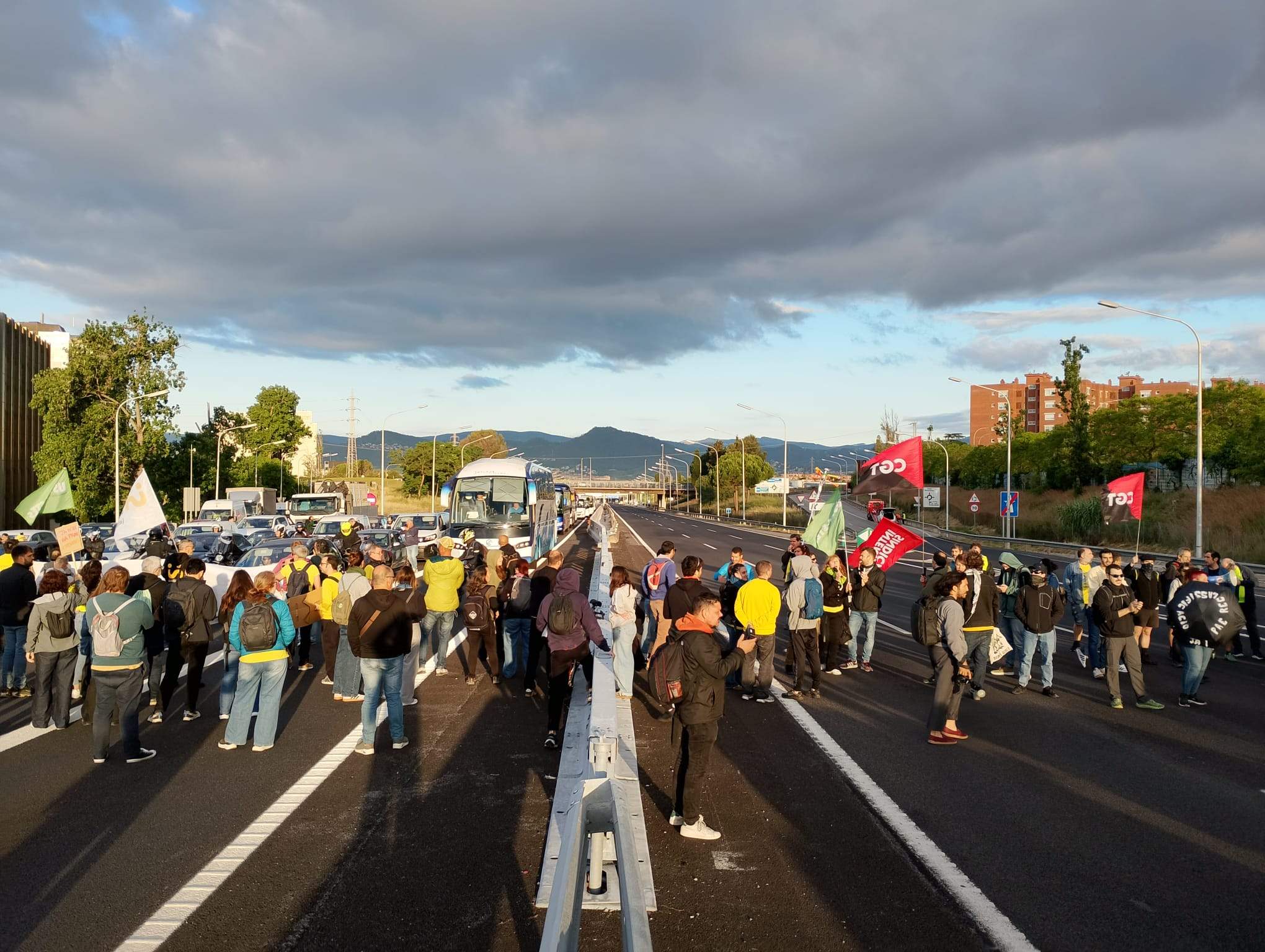 Els docents del Baix Llobregat tallen l'accés a Barcelona per la B-23 a Sant Joan Despí