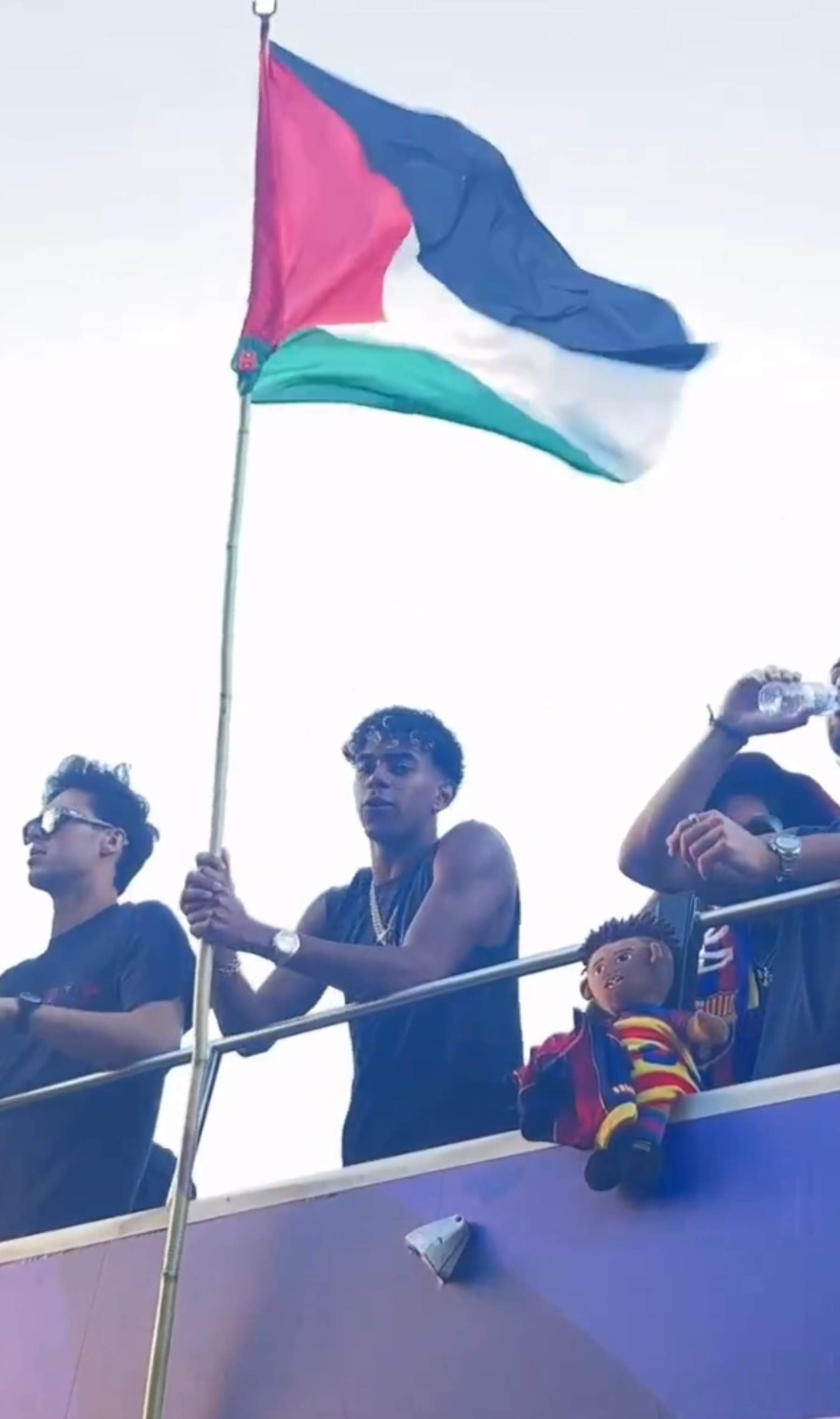 El gest de Lamine Yamal amb la bandera palestina encén el debat entre afició israeliana i palestina