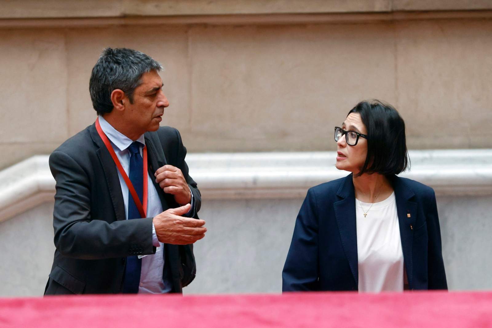 Les "disculpes" de Parlon i Trapero no convencen ni l'oposició ni els mestres i enfurismen els Mossos