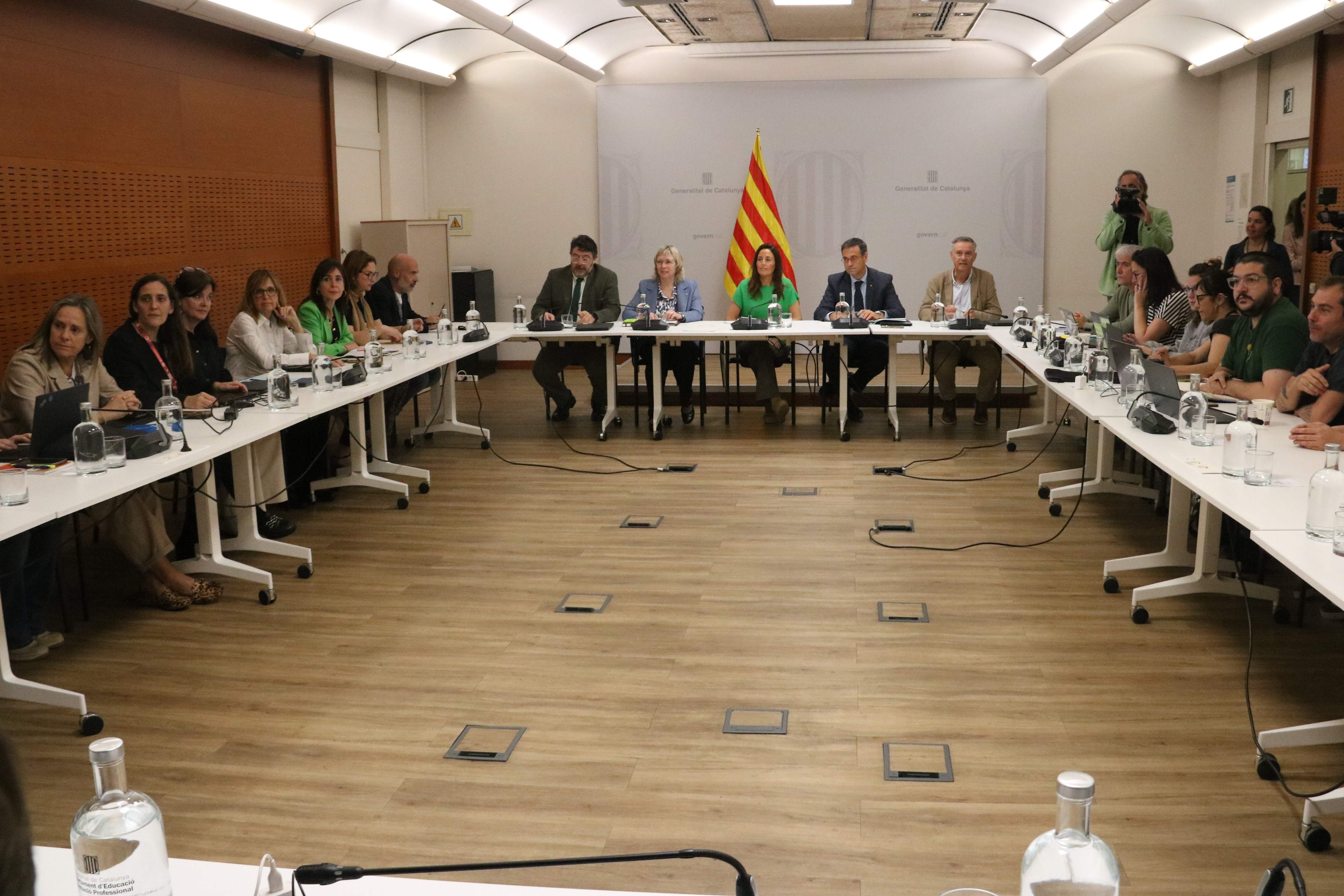 La reunió entre Educació i els sindicats acaba sense acord: es mantenen les vagues