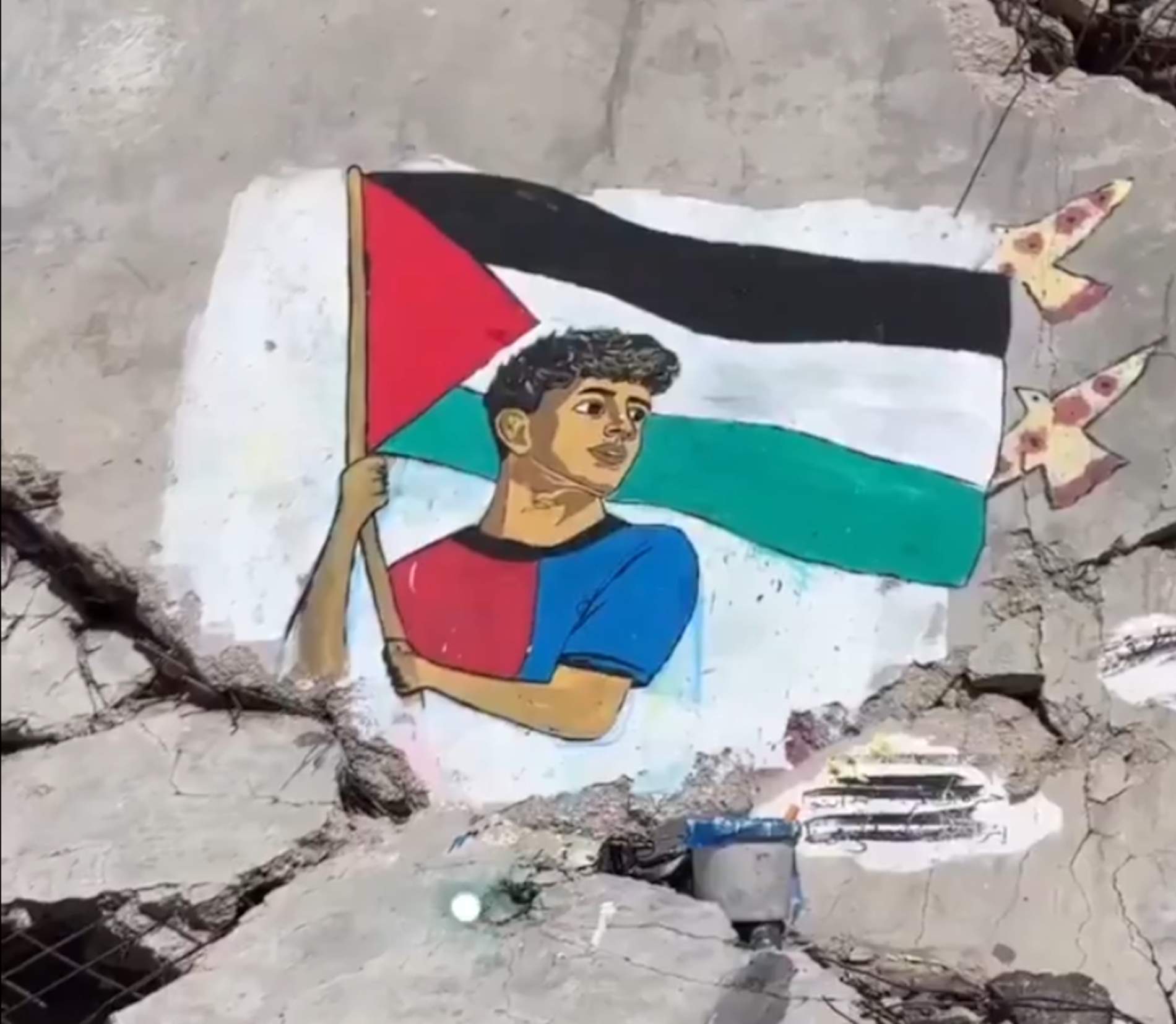 Un mural recrea el gest de Lamine Yamal onejant la bandera palestina