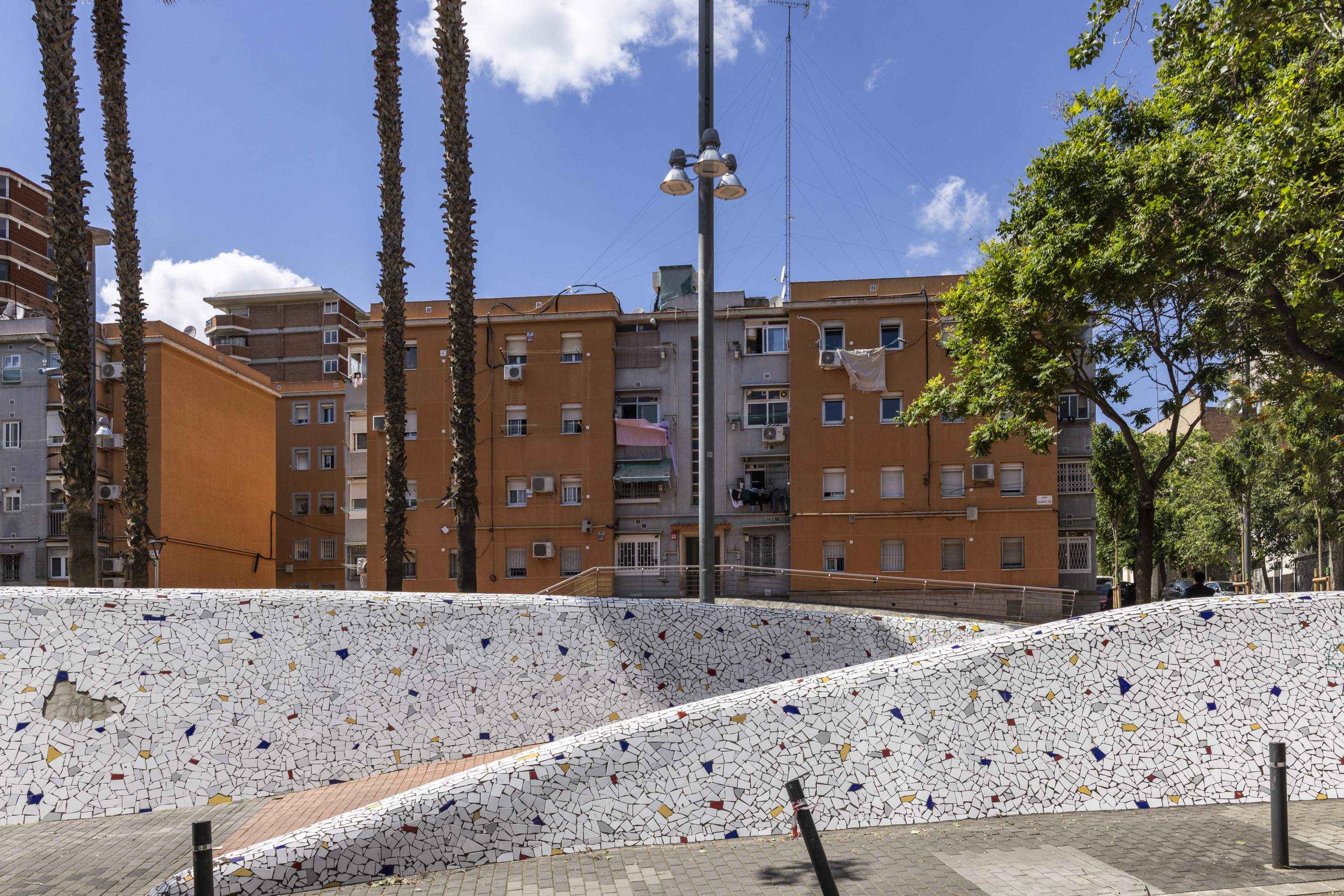 La plaça de Joan Riera, amb decoracions de trencadís / Foto: Carlos Baglietto