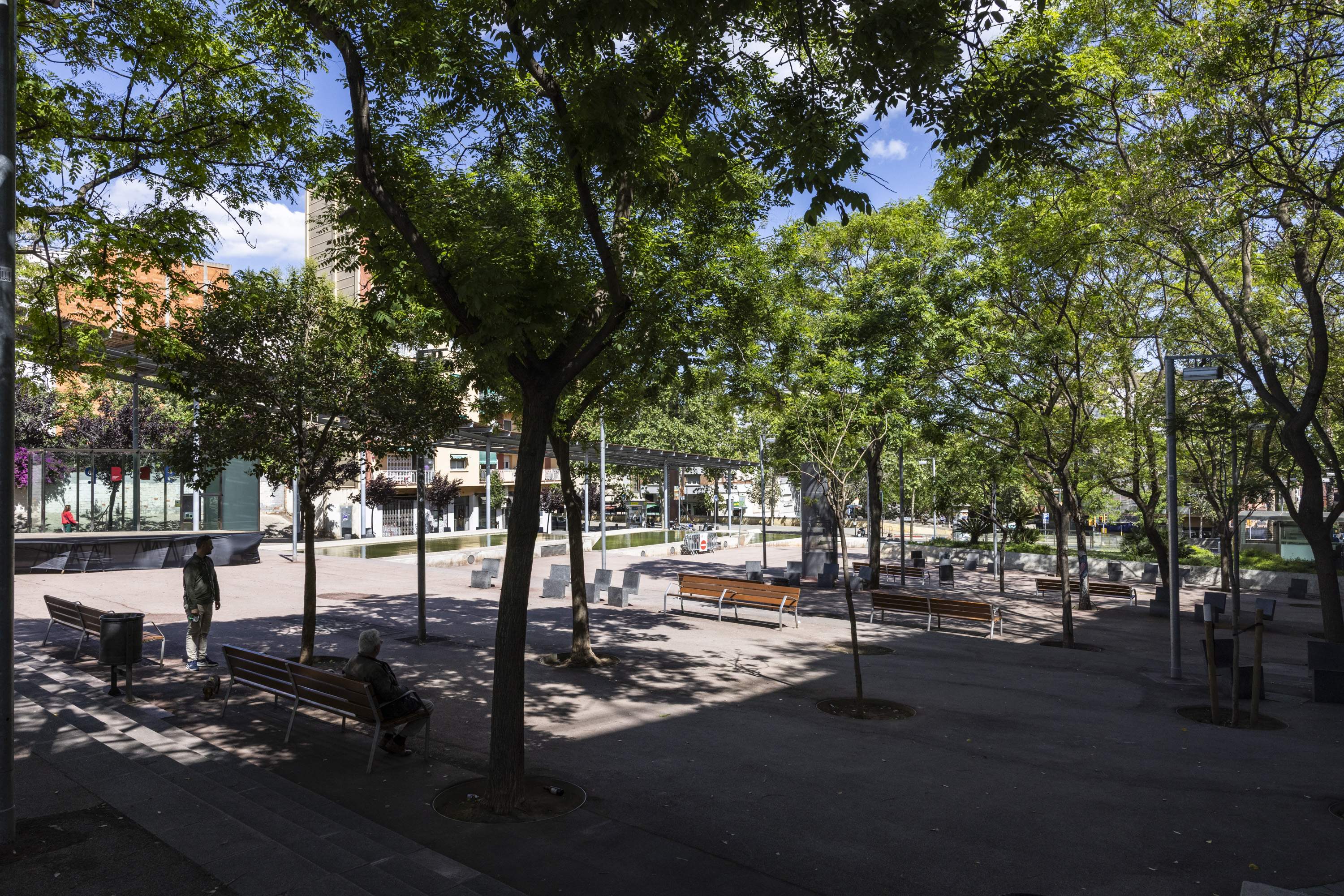 Detall de la plaça de Francesc Layret, amb zones d'estada, zona de jocs i una font ornamental / Foto: Carlos Baglietto