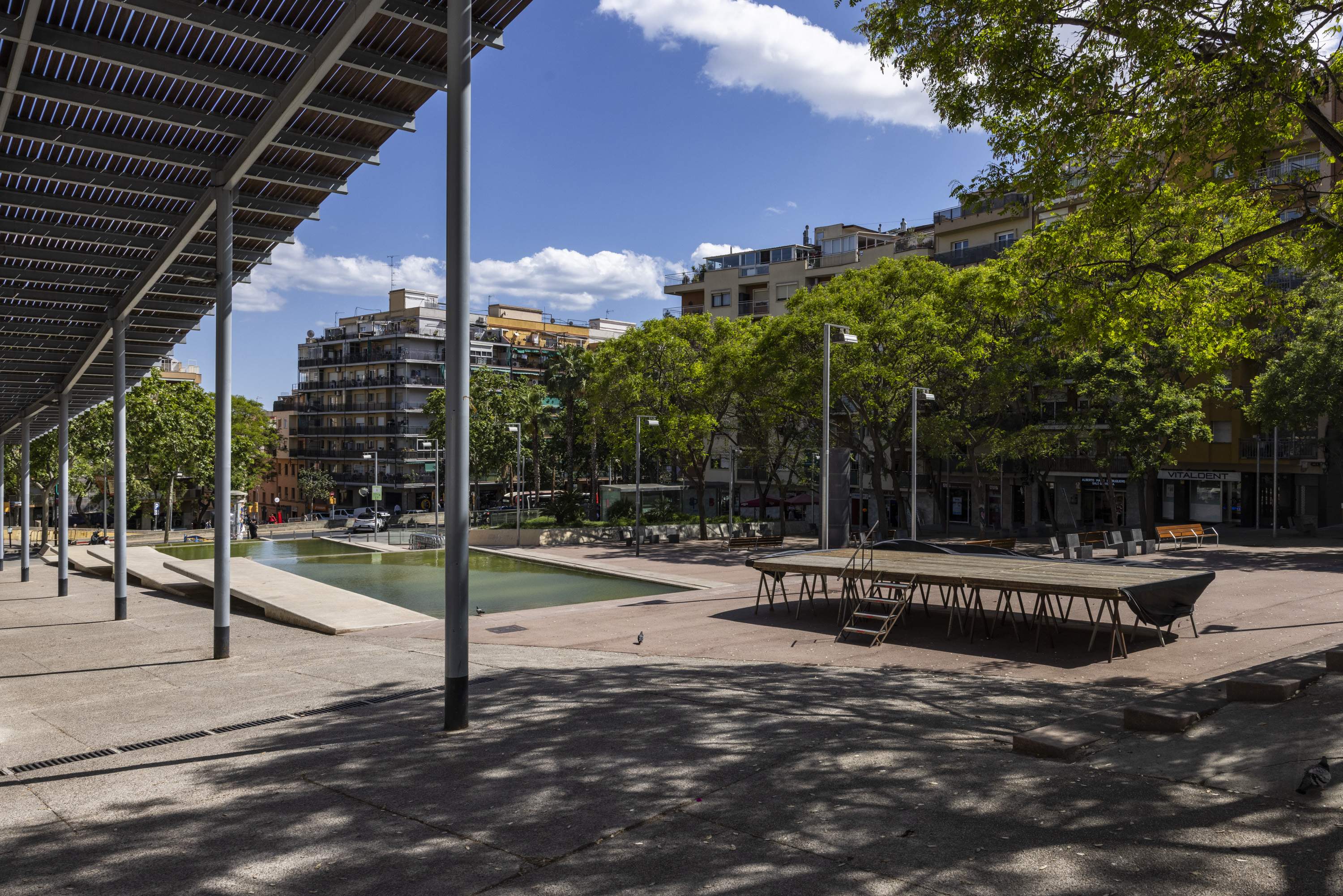 La plaça de Francesc Layret és la més grossa de tot el barri, centre dela vida social / Foto: Carlos Baglietto