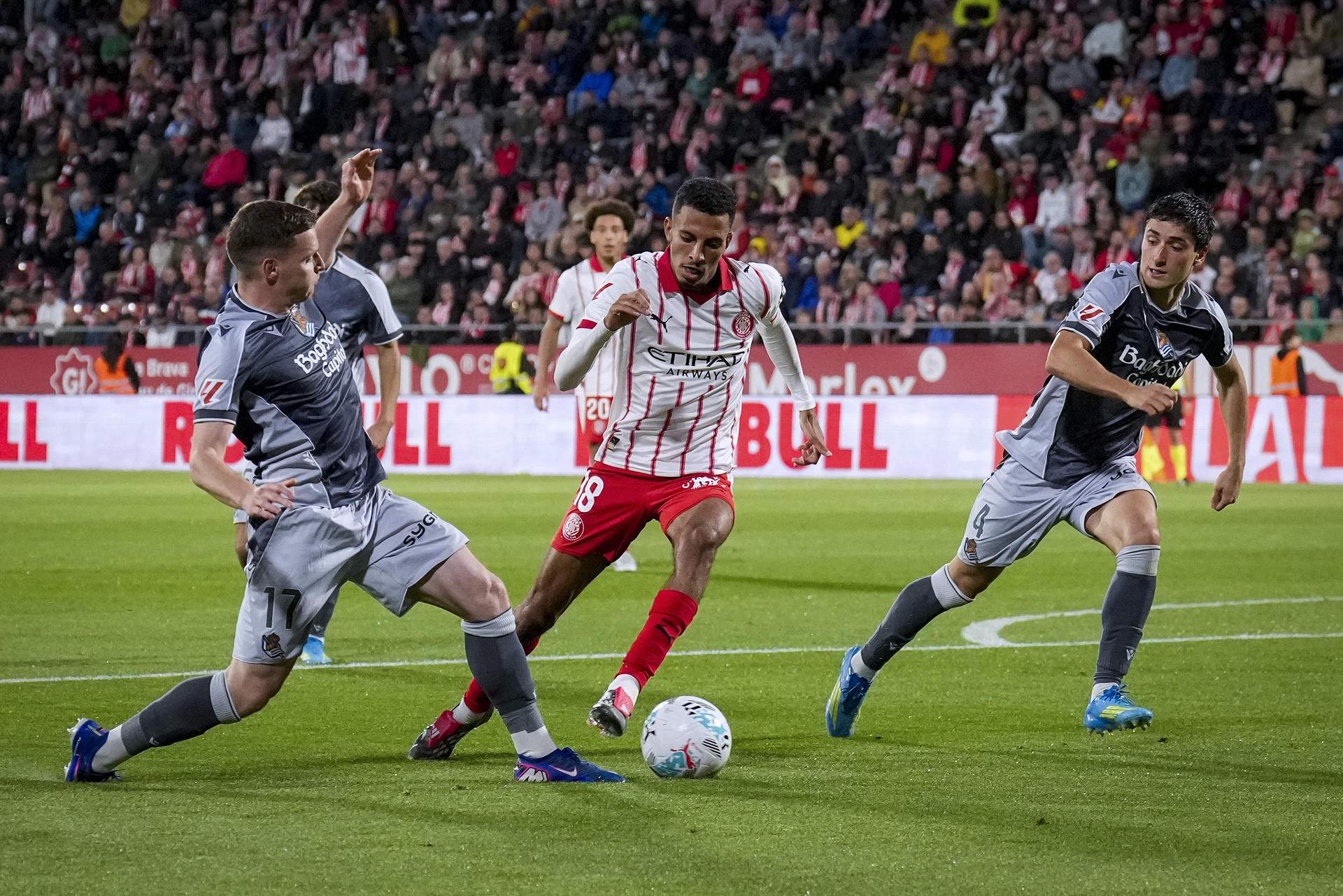 El Girona rescata un empate con sabor amargo contra la Real Sociedad (1-1) y respira fuera del descenso