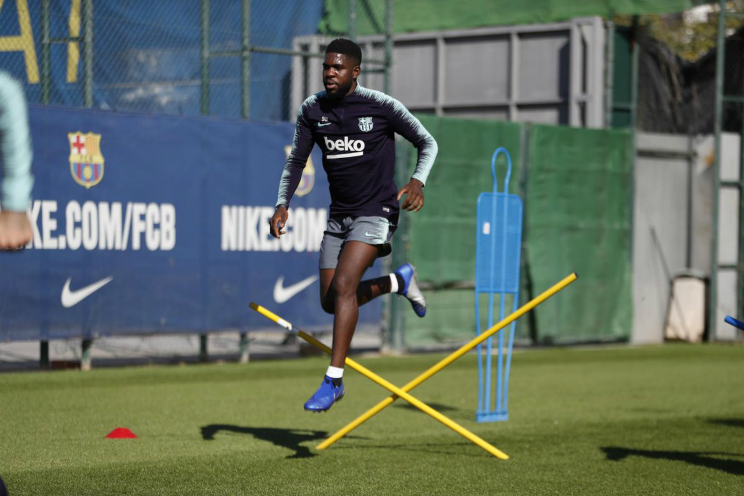 Umtiti tiene una fisura en el pie y estará entre 5 y 6 semanas de baja