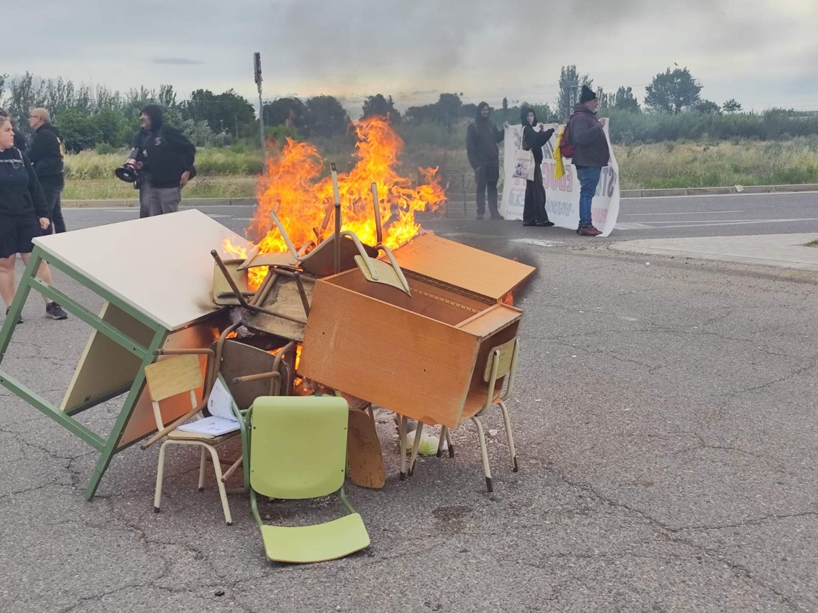 Els docents tallen l'N-240 a Lleida en el quart dia de vaga