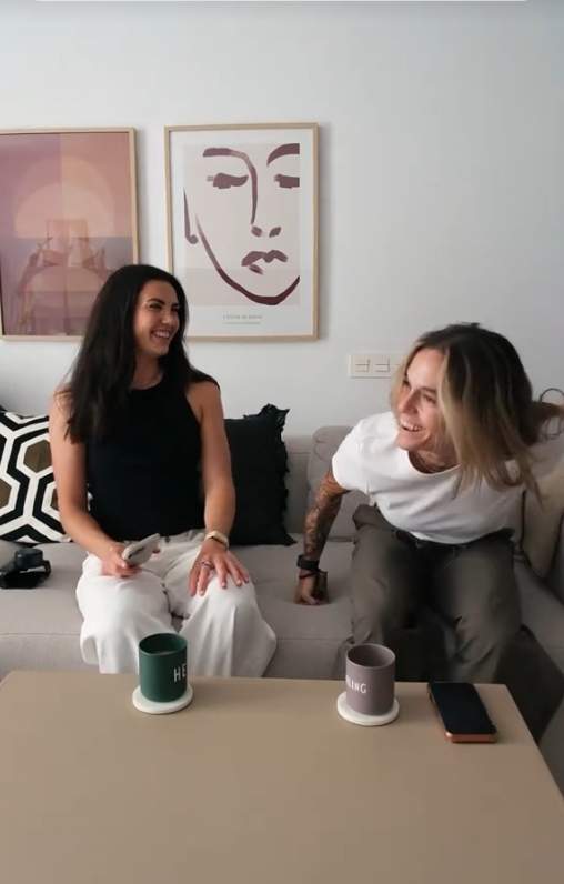 Ingrid Engen i Mapi León assegudes per respondre totes les preguntes / TikTok Ingrid Engen i Mapi León assegudes per respondre totes les preguntes / TikTok