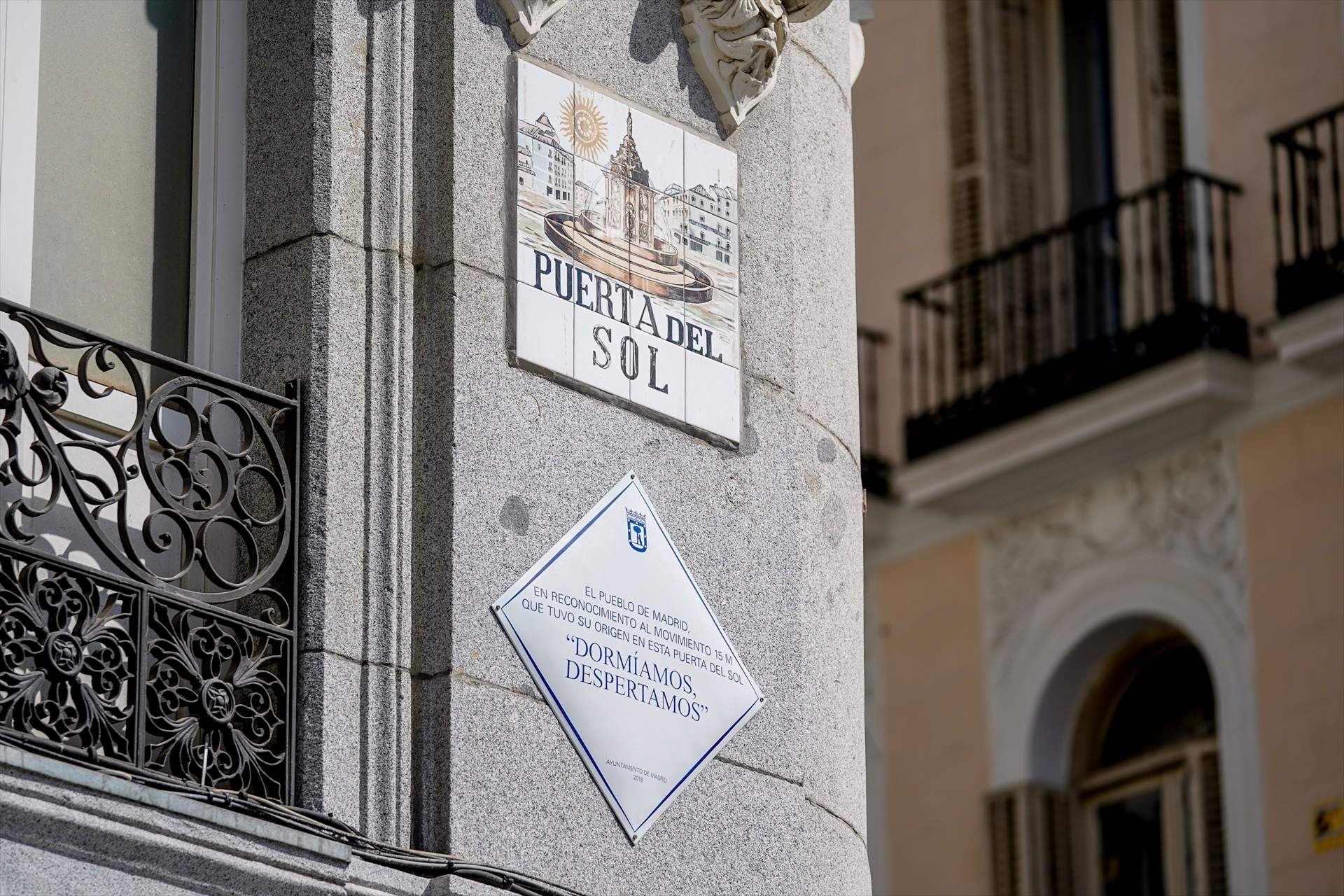 Placa del 15 a la Puerta del Sol (Europa Press)
