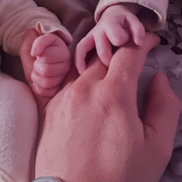 Foto de Arnau París con las manos de sus dos bebés / Instagram