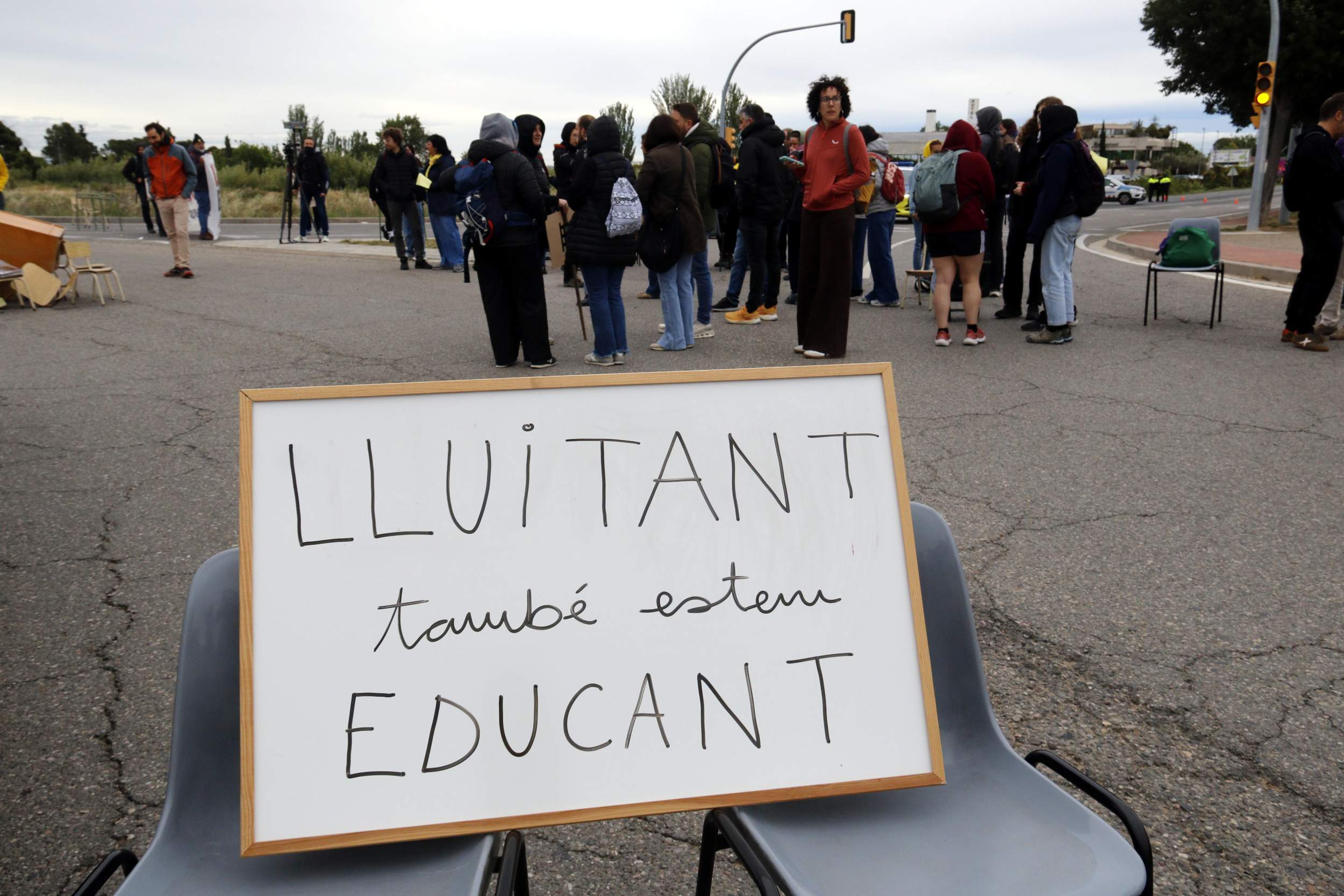 Els docents tallen l'autopista C-16 i bloquegen l'accés al Túnel del Cadí
