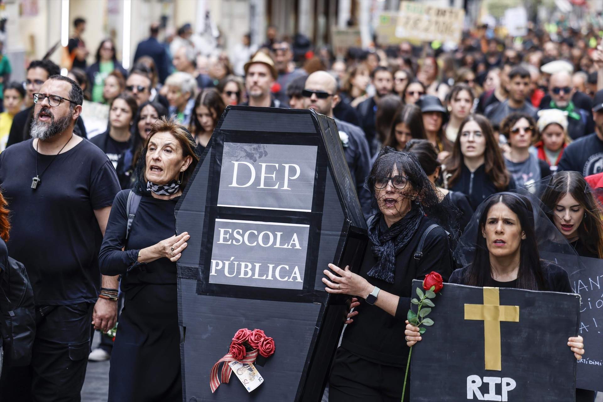 Milers de docents tenyeixen València de verd per tancar la primera setmana de vaga indefinida
