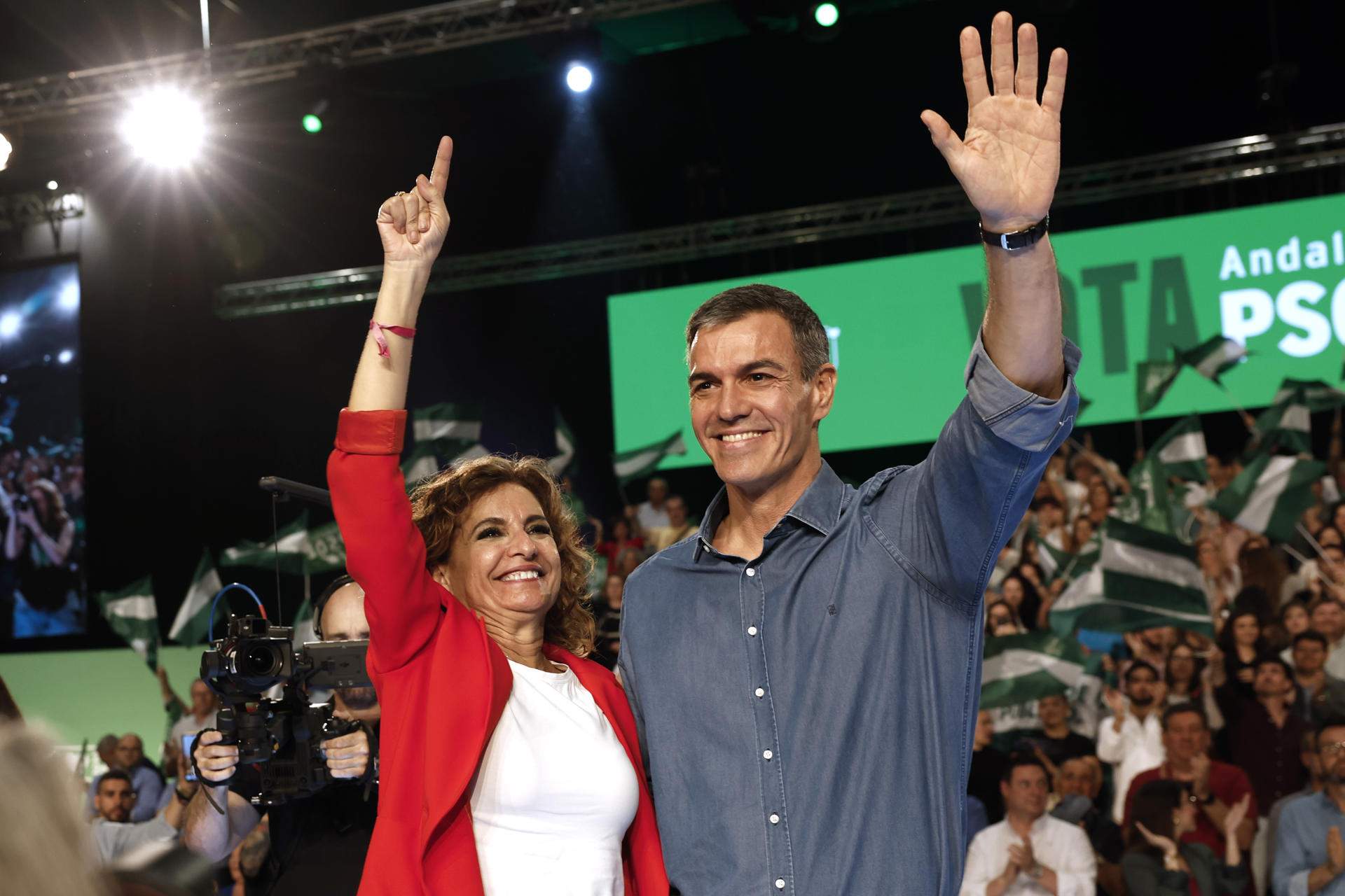 Sánchez cierra la campaña andaluza del PSOE y abraza a Montero, “la mejor candidata posible”