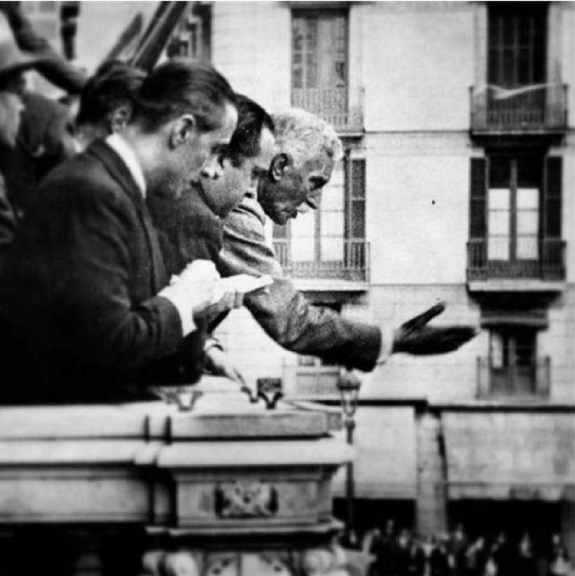 Francesc Macià, el 14 d'abril de 1931, proclamant la restauració de l'autogovern. Font Fundació Irla