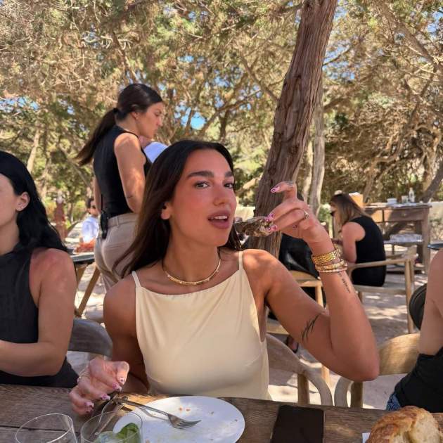 Dua Lipa menjant ostres a Eivissa / Instagram