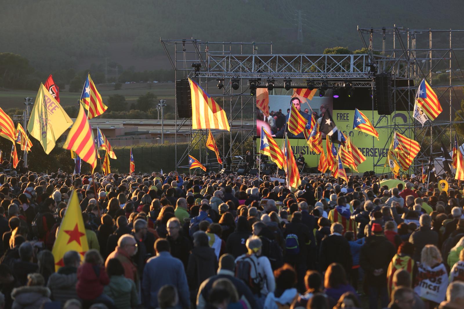 VÍDEO: La salutació de Junqueras i Forn des de la presó