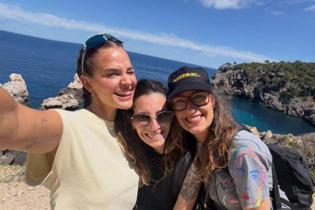 Laura Escanes amb membres de l'equip de 'La travessa' / Instagram