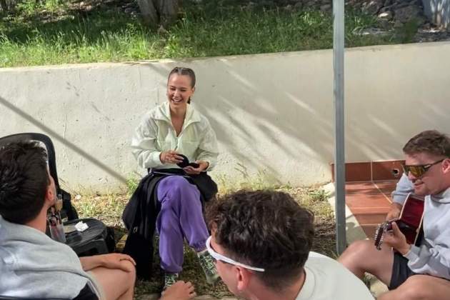 Laura Escanes amb The Tyets i Miki Núñez durant el rodatge de La travessa / Instagram