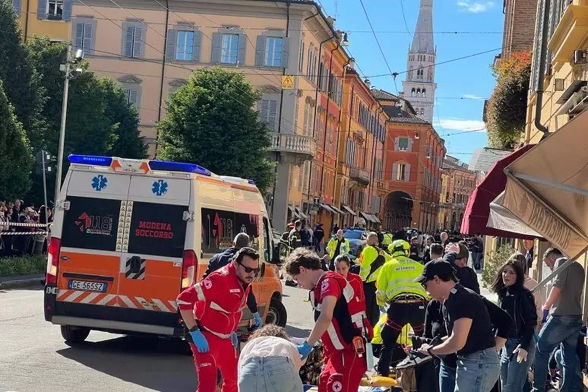 Diversos ferits, entre ells dos greus, per un atropellament massiu a Mòdena, a Itàlia