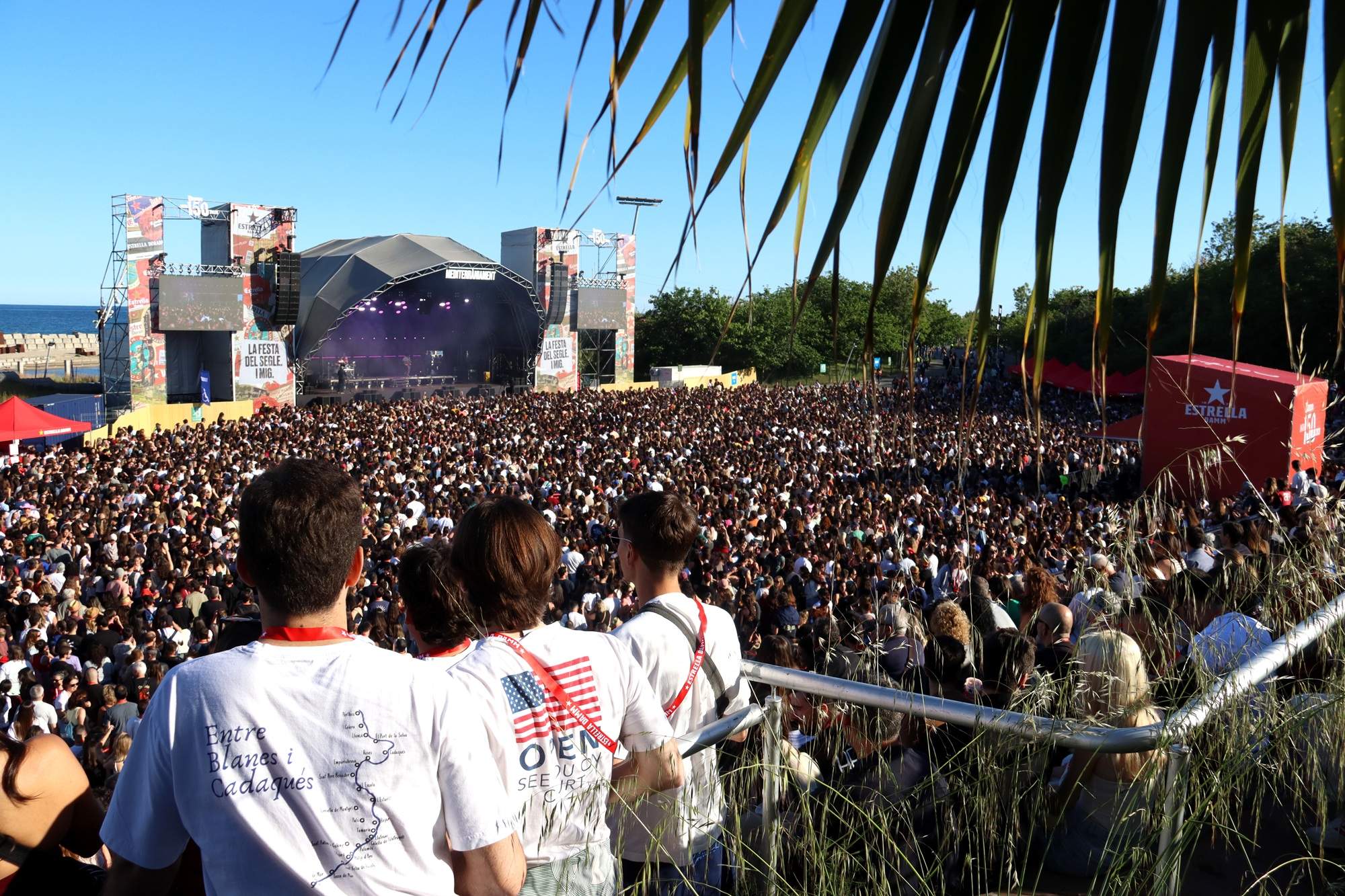 El Fòrum celebra els 150 anys d’Estrella Damm amb una gran postal del pop català actual