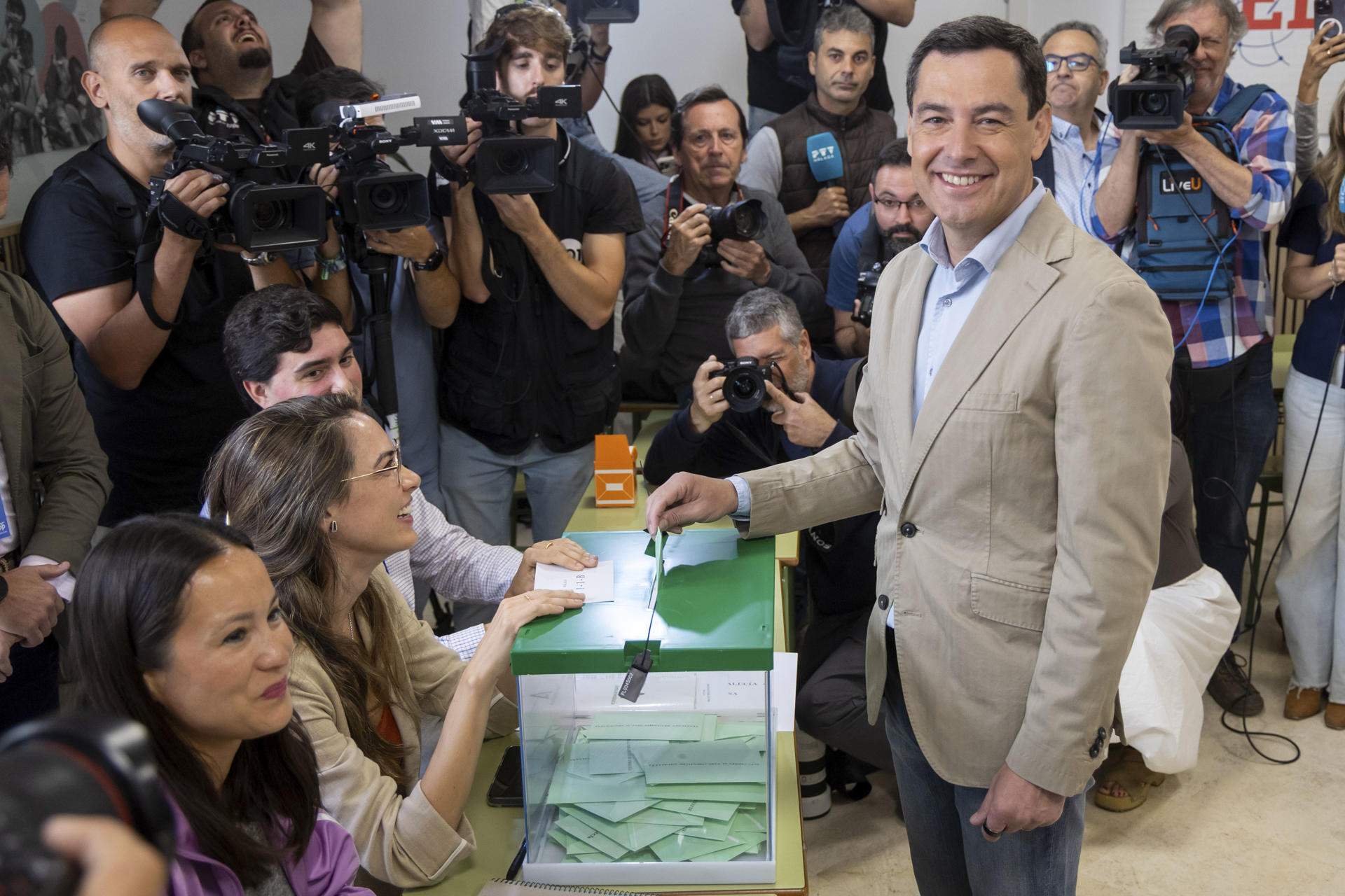 Moreno revalida la mayoría absoluta y el PSOE toca fondo en Andalucía, según sondeos