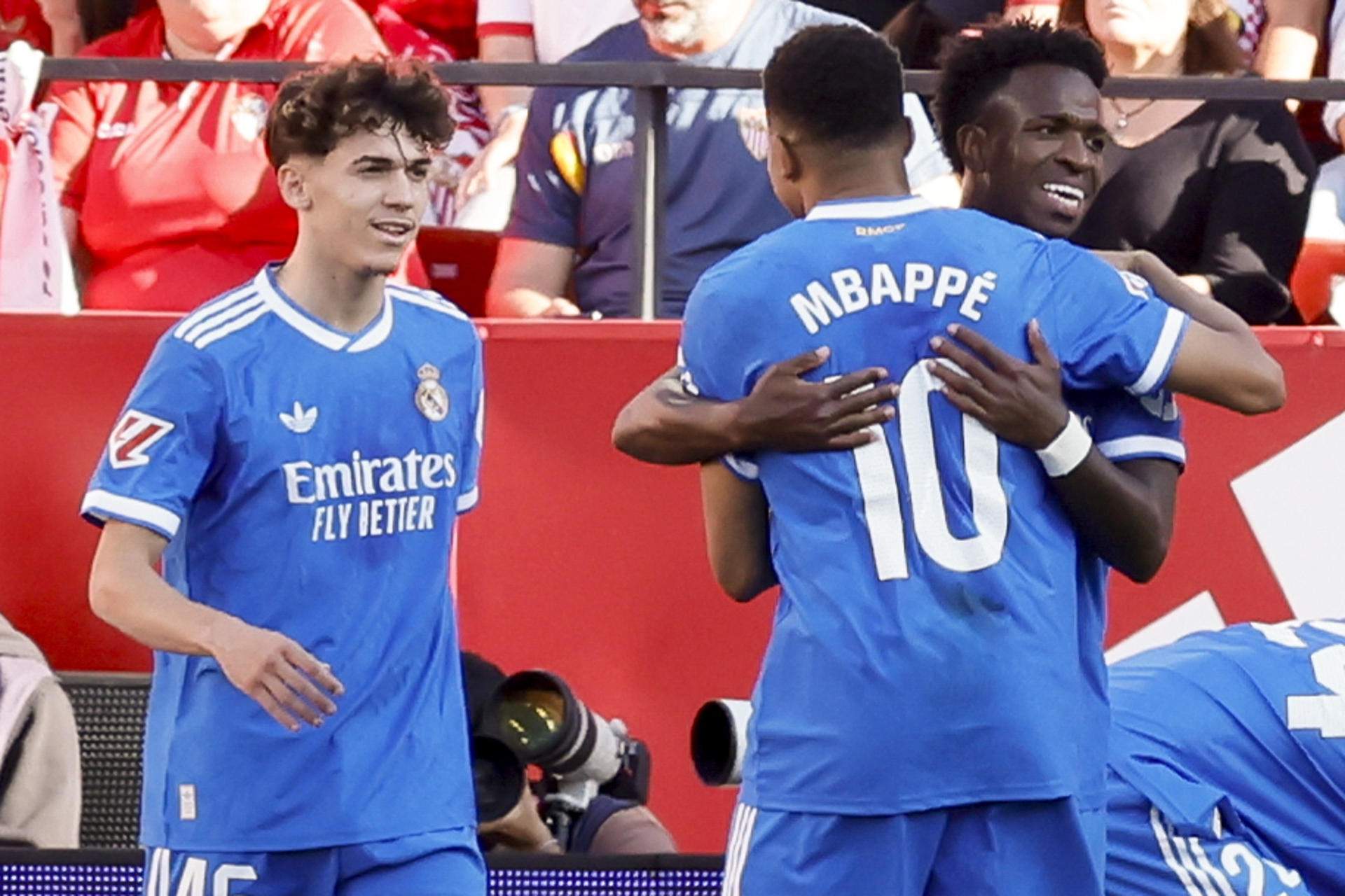 El Madrid s'emporta una victòria polèmica (0-1) davant un Sevilla que celebra la salvació