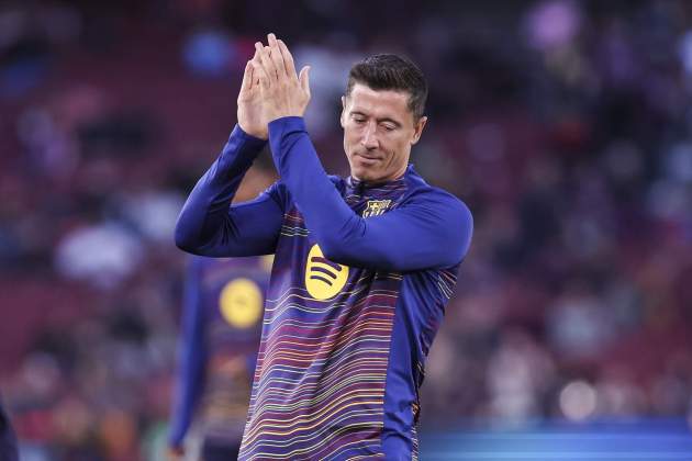 Lewandowski aplaudeix l'afició del Barça / Foto: Europa Press