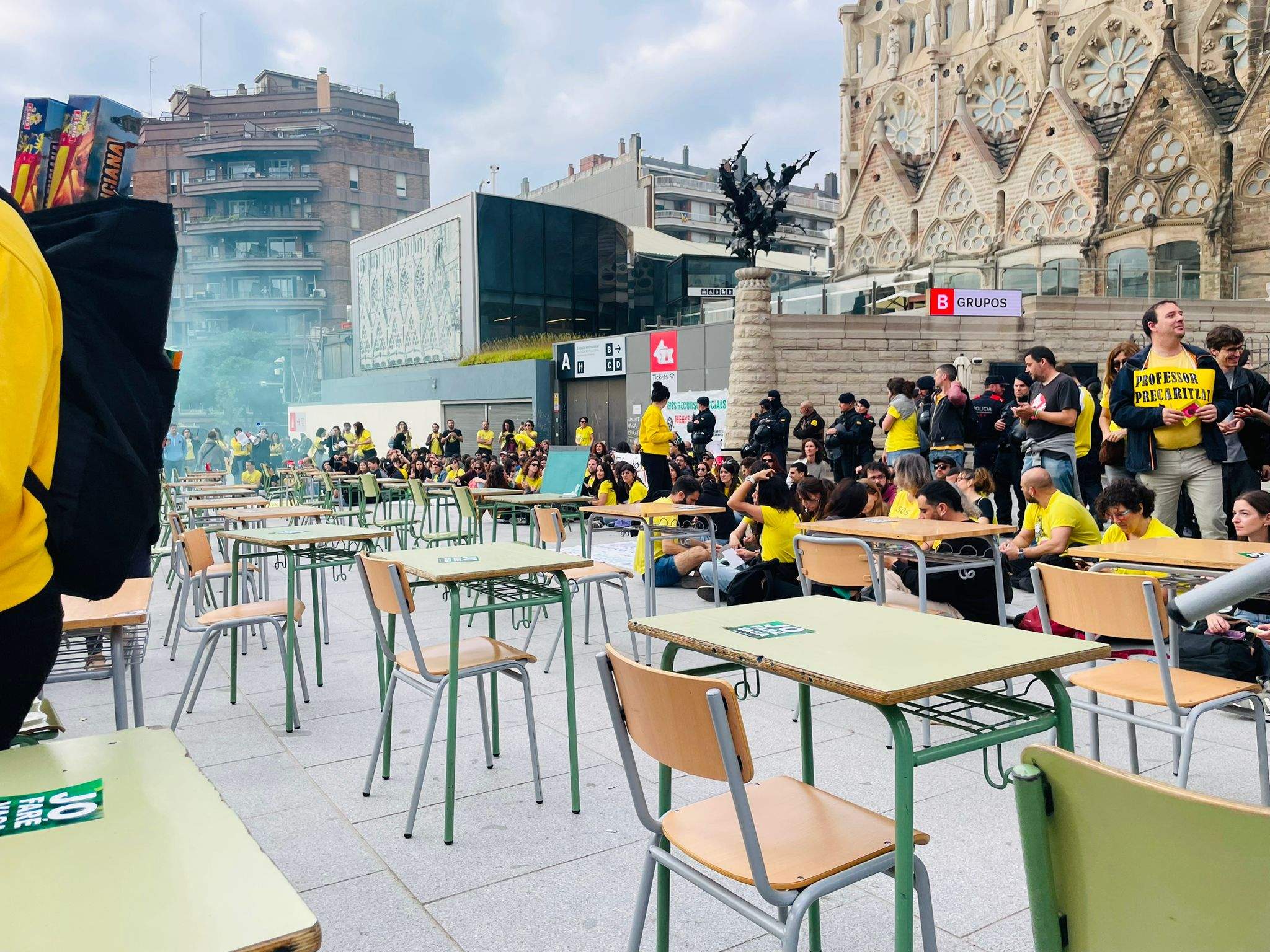 Els mestres en vaga planten una aula improvisada a les portes de la Sagrada Família