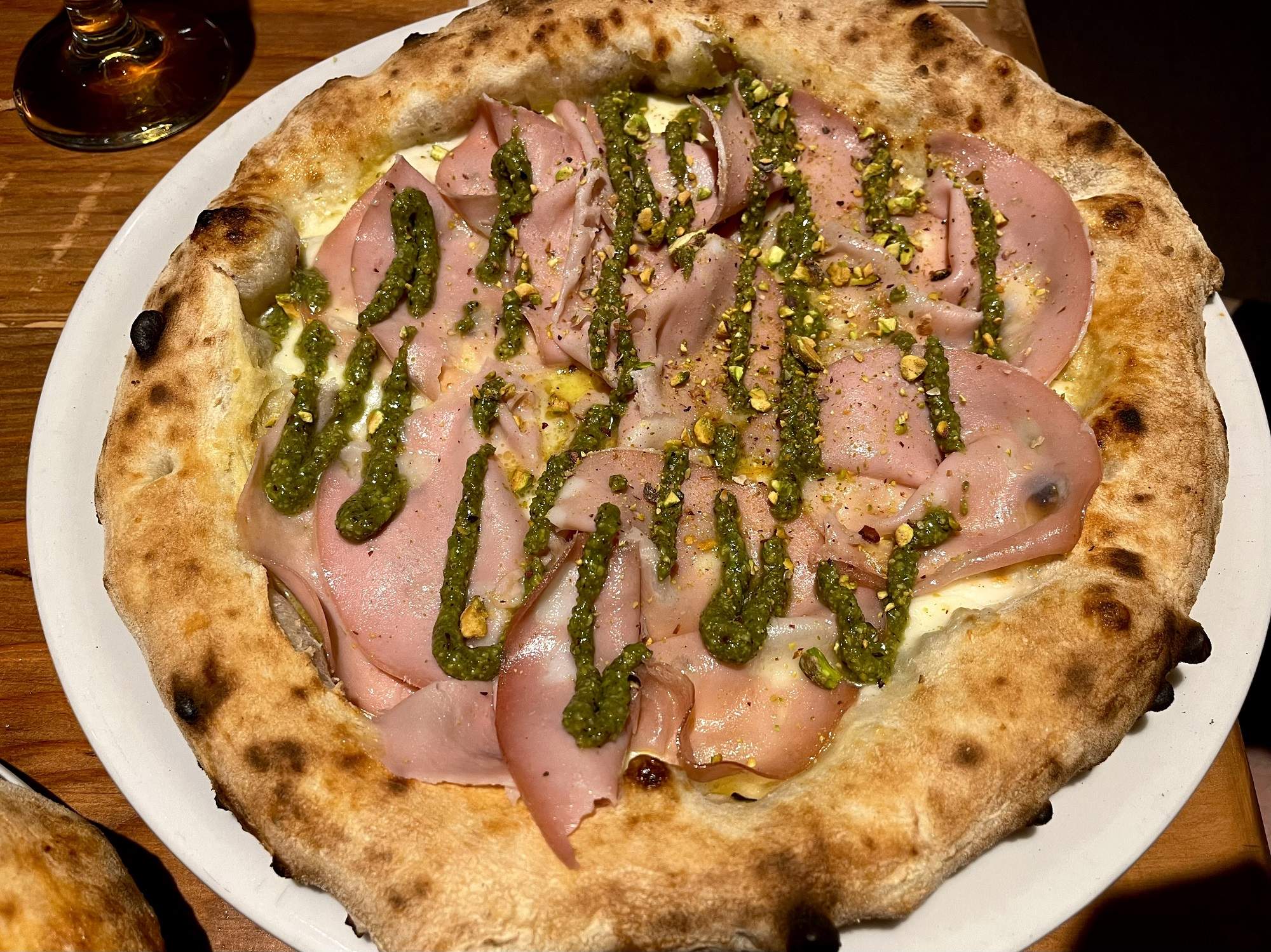 Pizza de mortadela i festucs del restaurant Mama Pizzeria Foto Oriol Foix Duaigües