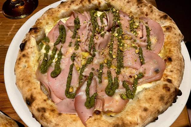 Pizza de mortadela i festucs del restaurant Mama Pizzeria Foto Oriol Foix Duaigües Pizza de mortadela i festucs del restaurant Mama Pizzeria Foto Oriol Foix Duaigües