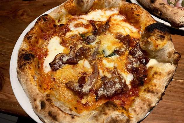 Pizza Amatriciana del restaurant Mama Pizzeria Foto Oriol Foix Duaigües