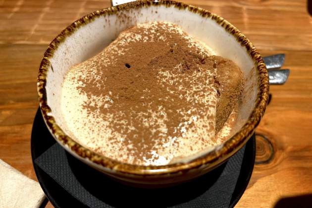 Tiramisú casolà del restaurant Mama Pizzeria. / Foto: Oriol Foix Duaigües