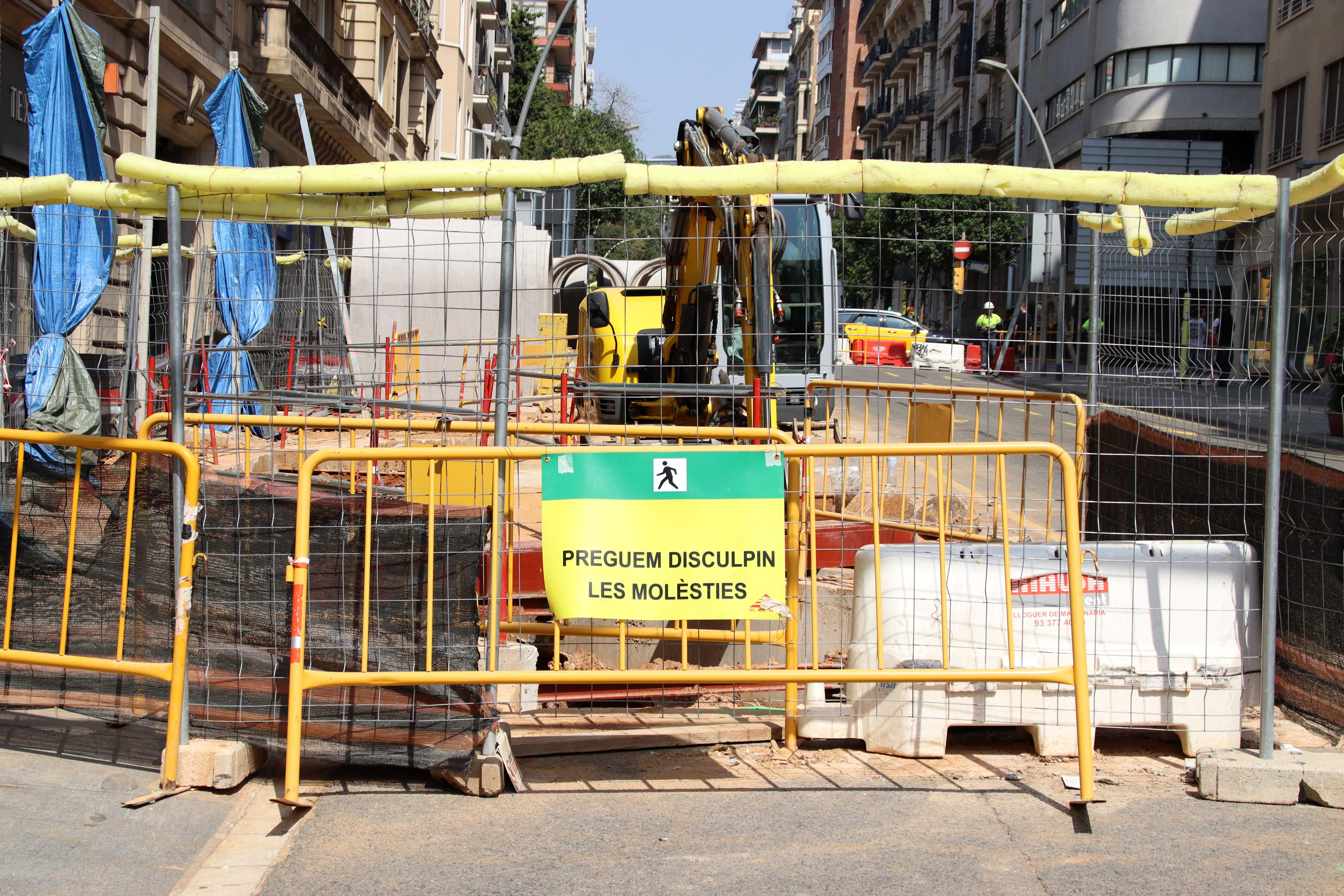 Les obres de l’L8 amplien el tall de trànsit al carrer Muntaner fins a principis del 2027